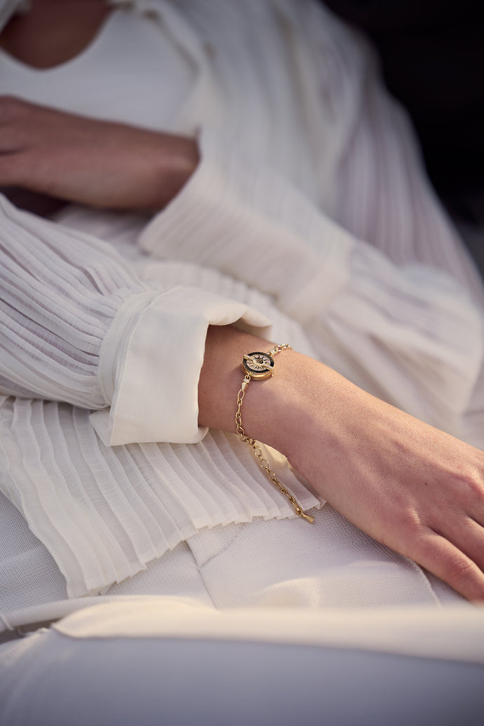 poignet d'une femme habillé du bracelet Dauphin Uchéal - haute joaillerie