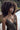 Jolie femme avec cheveux frisés portant un sautoir Uchéal - Joaillerie Paris